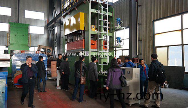 平(ping)闆(ban)硫化機(jī)保(bao)養(yǎng)與註意事項(xiàng)