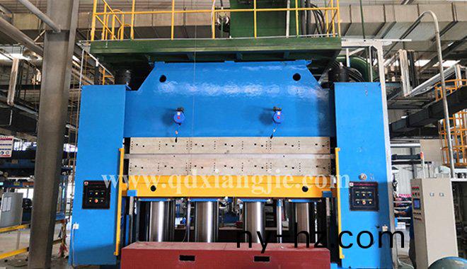 青(qing)島祥傑(jie)與(yu)瑞(rui)典(dian)吉(ji)斯拉(la)維(wei)籤訂(ding)的4000*1600*2/2000T硫化(hua)機(jī)(ji)成功(gong)安(an)裝調(diào)試(shi)完(wan)成